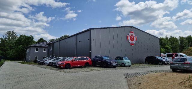 &amp;nbsp;
Fahrzeughalle von der Einfahrt aus gesehen